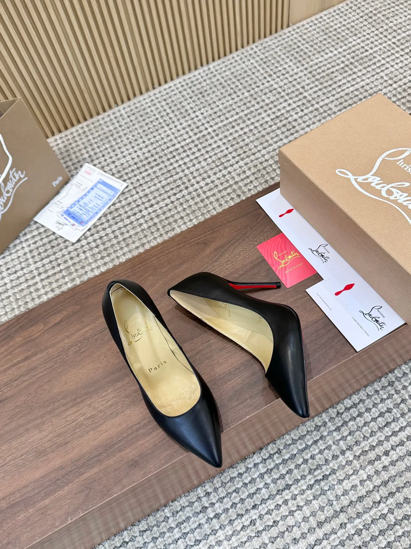 💕💕Factory direct selling price p440💕💕 Genuine leather sole +40 shipped all year round💝Christian Louboutin CL👠 "Imported cow patent leather💎Side hollow series" noble and luxurious, real blingbling👟👟 real materials, all customized by the pattern maker, and the materials are made of original customized materials to achieve the taste of the original 5 color options💍 Upper: Imported 👉cow patent leather💪 Lining: Sheepskin foot pad/lining Size: 34-40.41.42 Heel height: two options: 10.5cm and 8.5cm